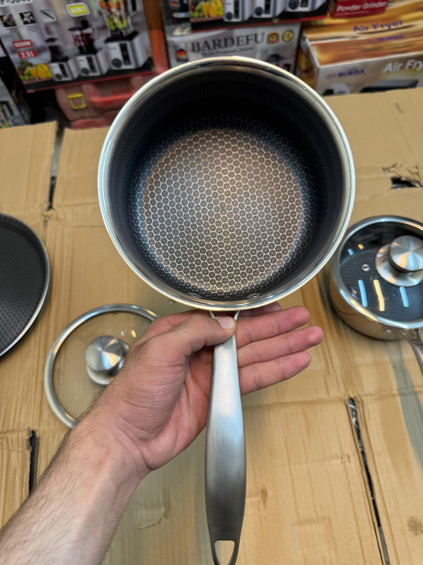 Honeycomb lesser coating sauce pan