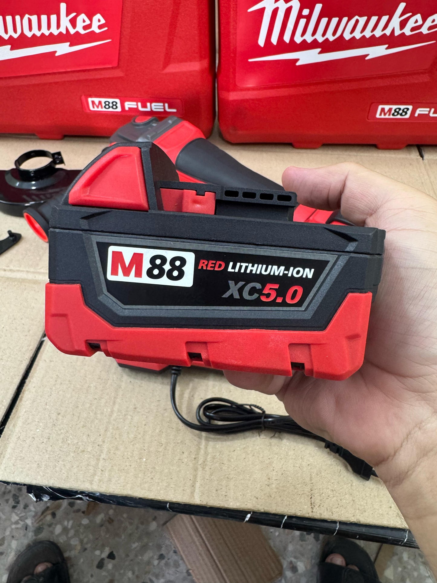 Milwakee Brushless Angle Grinder with 88V battery {5inces}