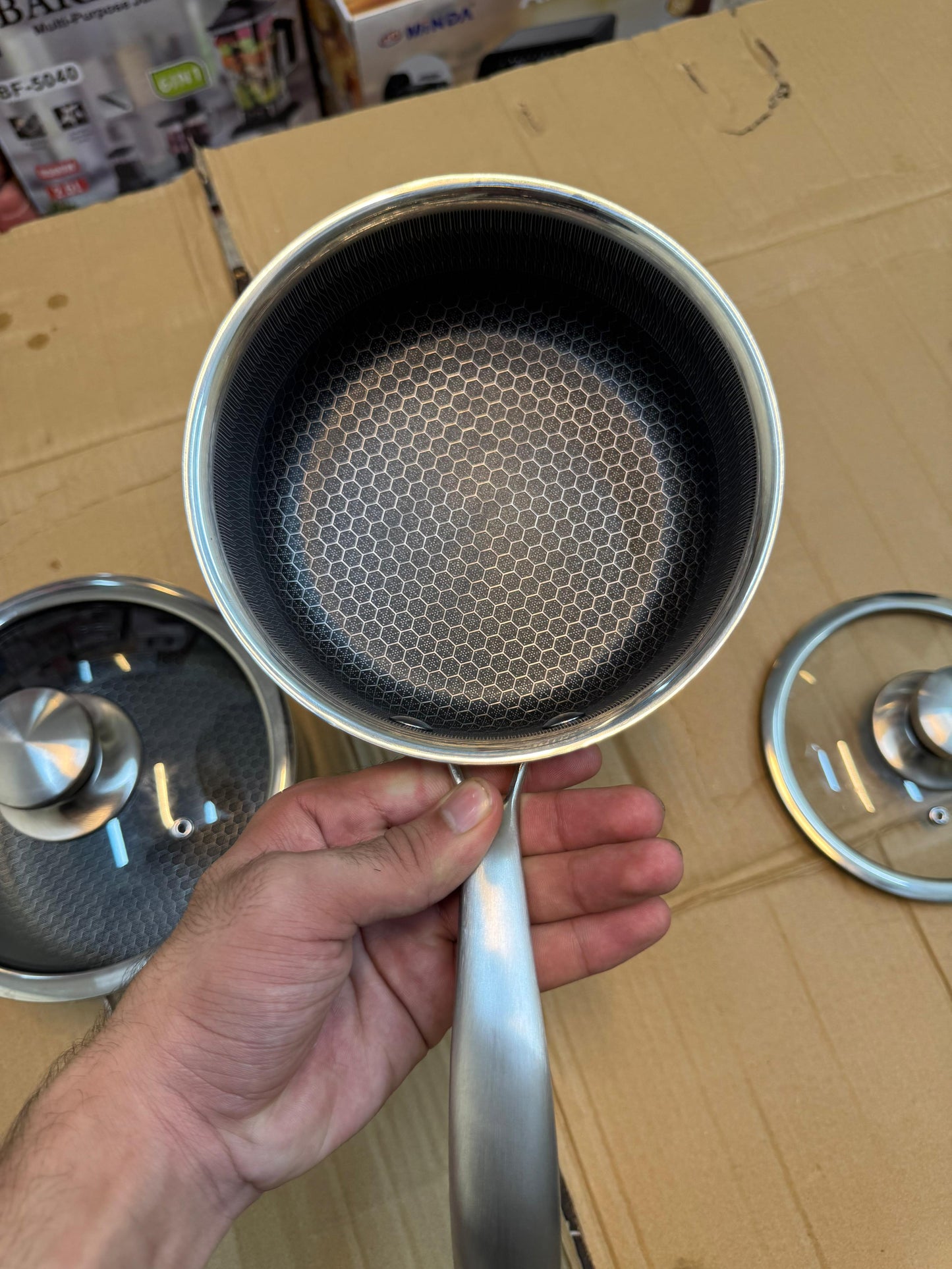 Honeycomb lesser coating sauce pan