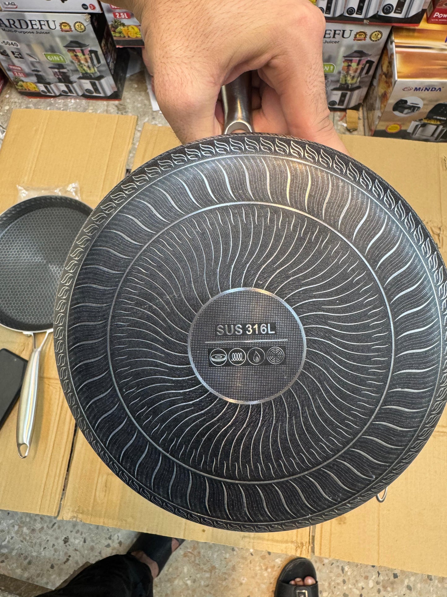 Honeycomb lesser coating sauce pan